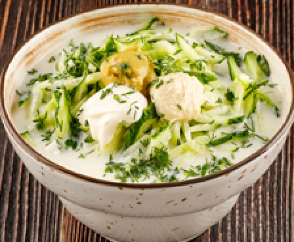 Окрошка из свежих огурцов и зелени на мацони